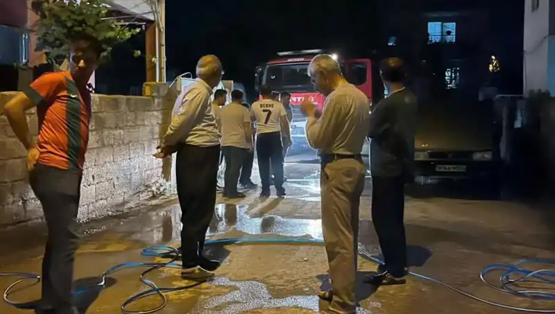 Park Halindeki Araç Alev Alev Yandı: Mahallede Panik Havası