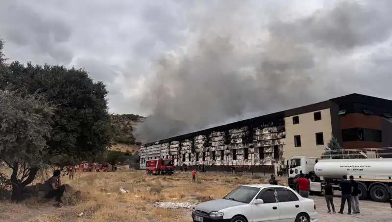 Kayseri'de Mobilya Fabrikasında Korkutan Yangın: Maddi Hasar ve İtfaiye Mücadelesi