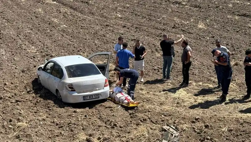Osmaniye'de Kontrolden Çıkan Araç Tarlaya Uçtu, Üç Kişi Yaralandı