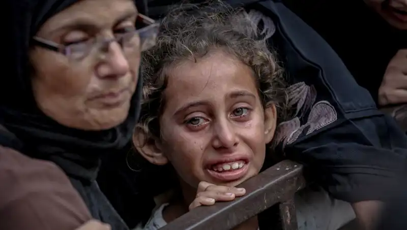 Gazze'de Açlık Krizi: İsrail Askeri Yemekleri Neden Toprağa Gömüyor?