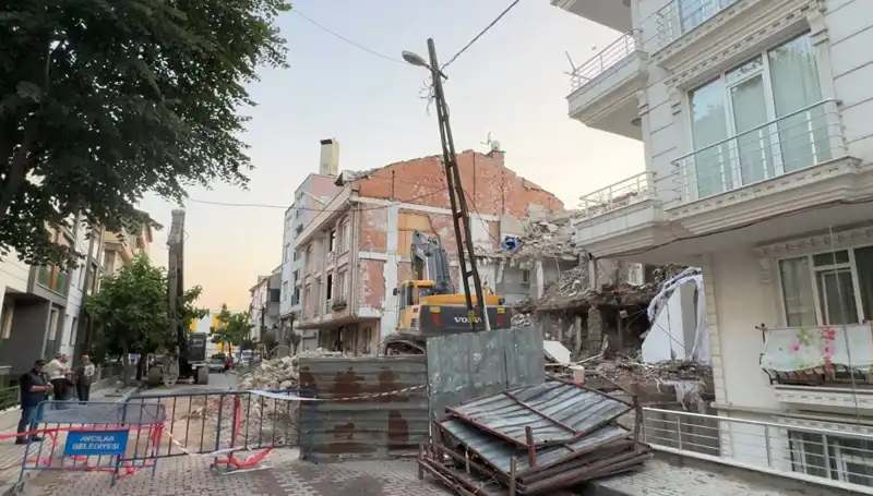 Elektrik Kesintisi! Yıkılan Binadan Kaynaklanan Kriz Sokakları Karanlığa Gömdü