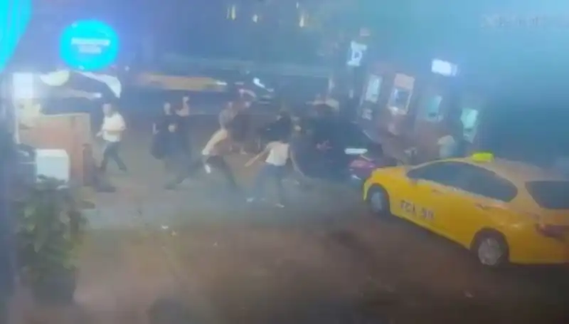 Beyoğlu'nda Laf AtmaKavgası: Kanlı Çatışmanın Detayları