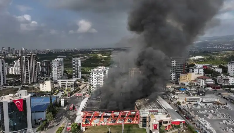 Mersin'de Fabrika Yangını: TOMA ile Hararetli Mücadele