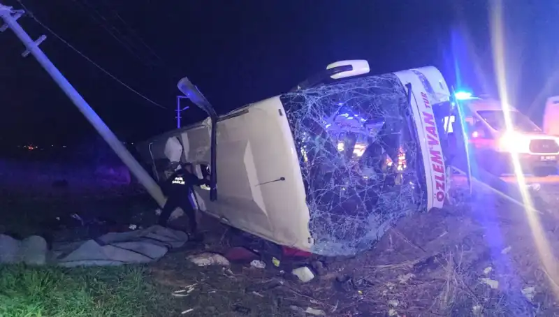 Van'da Yolcu Otobüsü Devrildi: 28 Kişi Yaralandı, Neyin Sebebi?