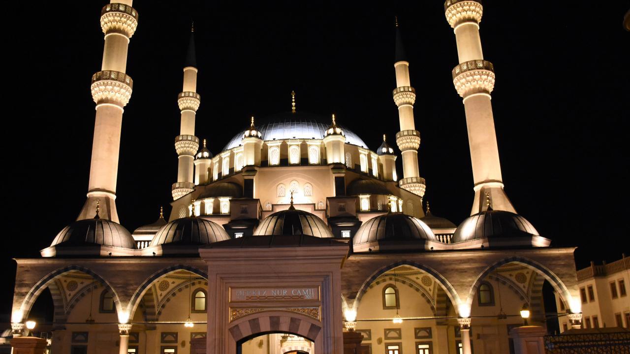 Regaip Kandili'nin Bereketi Üç Ayları Aydınlatıyor!