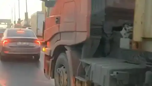 D-100 Karayolu'nda Yol Verme Kavgası: TIR'ın Üzerine Süren Sürücü Şok Etti!