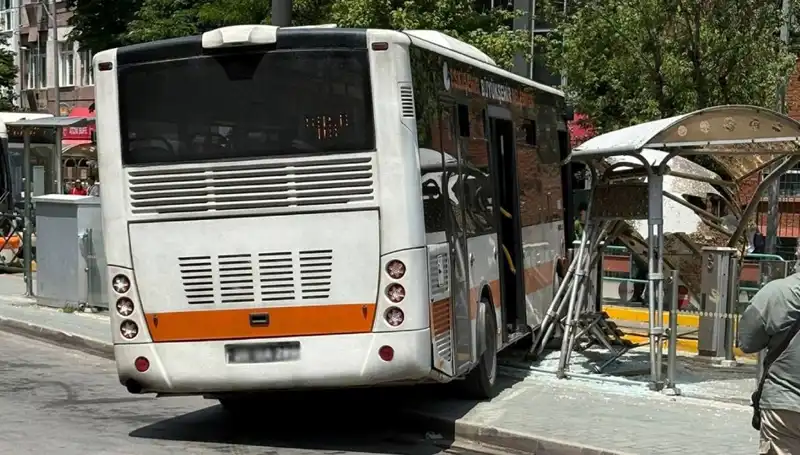 Belediye Otobüsü Tramvay Durağına Girdi: Şok Edici Kaza Detayları