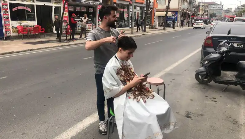 Deprem Anında Yarım Kalan Tıraşı Dışarıda Tamamladı, Sosyal Medyada Olay Oldu!