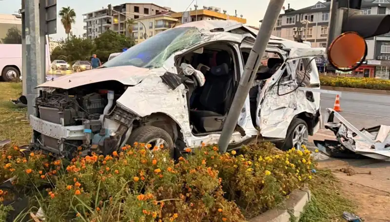 Antalya'da Midibüs ile Hafif Ticari Araç Çarpıştı: 6 Yaralı!