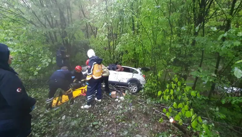 Direksiyon Kontrolü Kaybeden Araç Ormana Uçtu: Üzücü Kaza Detayları