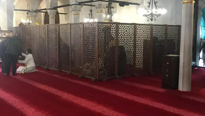 Kadın ve Erkeklerin Teravih Namazında Yan Yana Olması: Tartışmalar ve İncelemeler