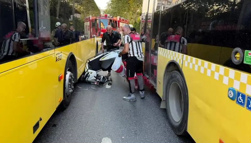 Motosiklet, İETT Otobüslerinin Arasına Sıkıştı: Kaza Anları Kamerada
