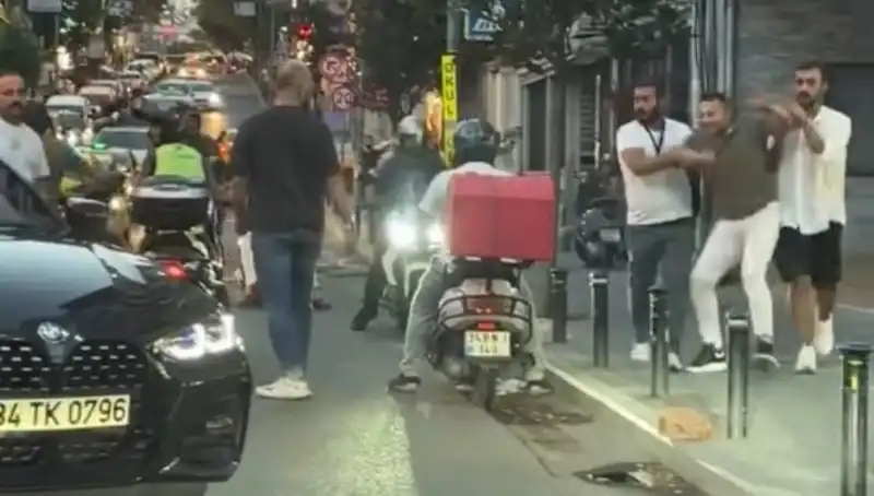 Nişantaşı’nda Yol Verme Kavgası: Sopayla Kadının Üzerine Yürüyen Adam Şok Etti!