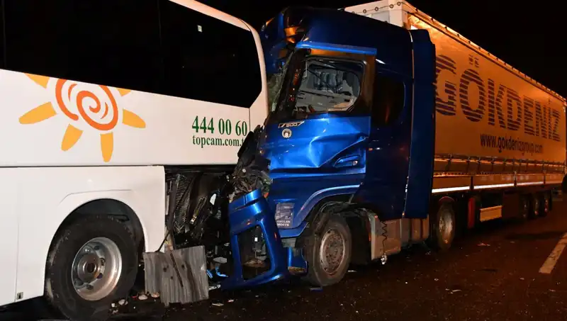 Tur Otobüsü ve Tır Çarpıştı: Korkutan Kazada 13 Kişi Yaralandı