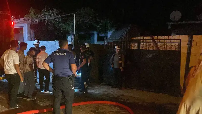 Ailesinin Evini Yakan Genç, Sokakta Linçten Polis Tarafından Kurtarıldı