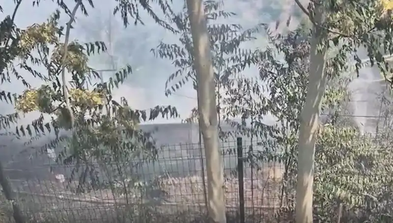 Sultangazi'de Otluk Alanda Yangın: Gecekonduya Sıçrayan Alevler Korkuttu!