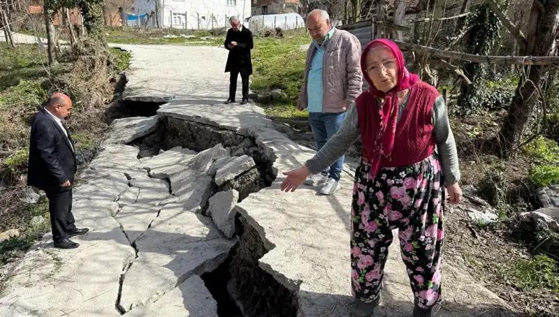 Diken Üstünde Bekleyen Mahalle: Heyelan Yolu Çöktü!