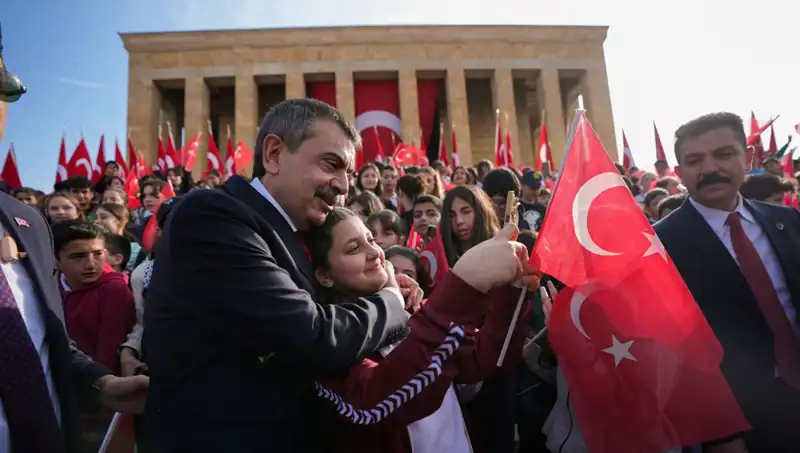 Bakan Tekin, Anıtkabir'de Çocuklarla Kıyasıya Yarıştı: Unutulmaz Anlar!