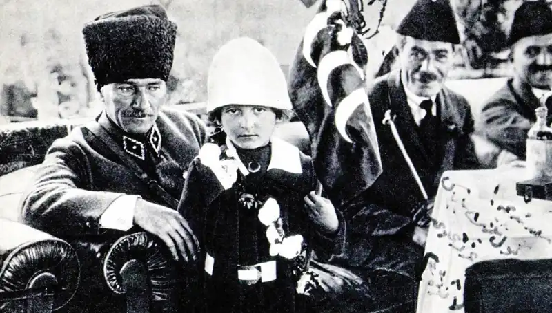 Bayram Coşkusunun Sırrı: O Şapkanın Altında Ne Gizli?