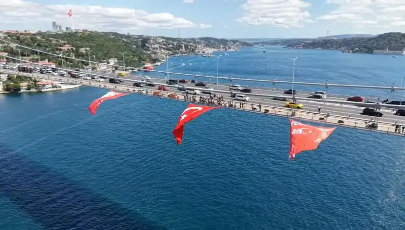 Dev Türk Bayrağıyla Süslenen Köprü, Ulusal Birlik Mesajı Verdi