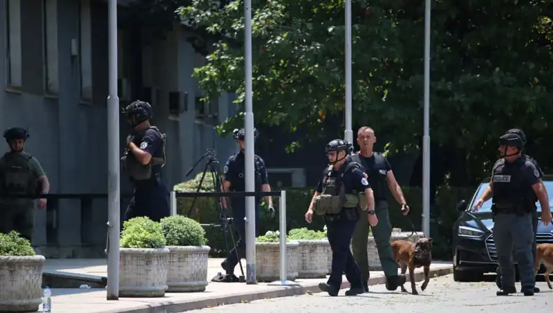 Kosova Meclisi'nde Bomba İhbarı Panik Yarattı: Gözler Güvenlikte!