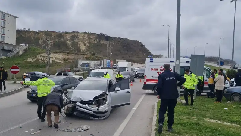 Sinop'ta Otomobiller Çarpıştı: Kazada Yaralılar Bulunuyor
