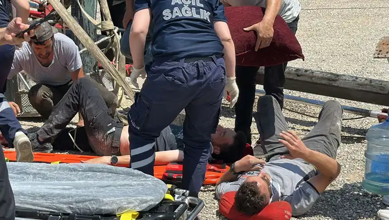 Vinçle Bayrak Asarken Devrilen Makine İki İşçiyi Yaraladı