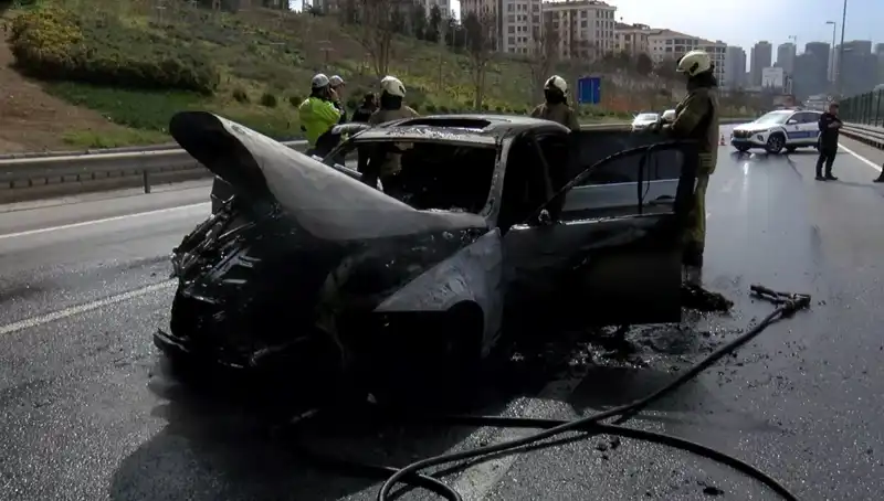 Alev Alev Yanan Otomobil: Görünümün Arkasındaki Dramatik Hikaye