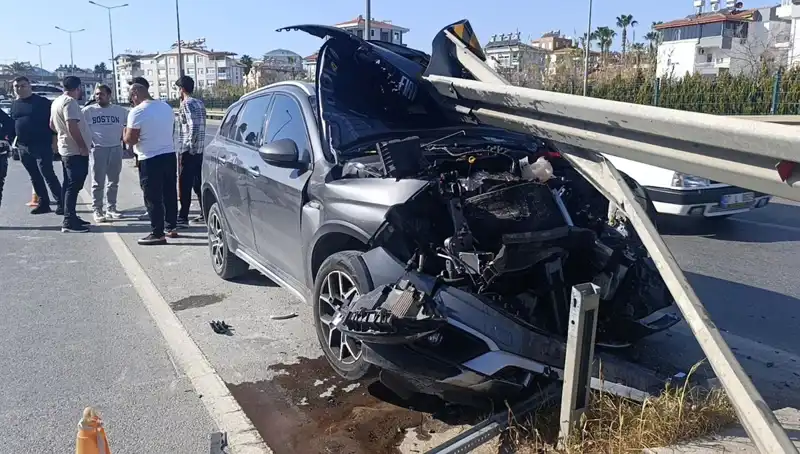 Kaza Yapmamak İçin Bariyerlere Çarpan Araçtaki Sıradışı Olay