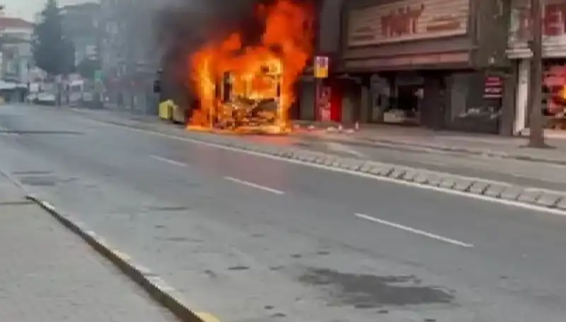 Ümraniye'de Ortaya Çıkan Yangın Korku Dolu Anlara Neden Oldu