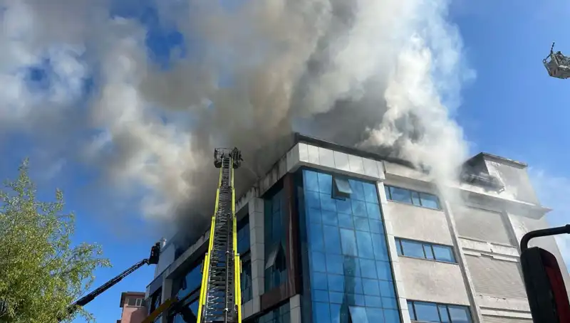 Esenyurt'taki Tekstil Atölyesinde Çıkan Yangın, Büyük Korkuya Neden Oldu