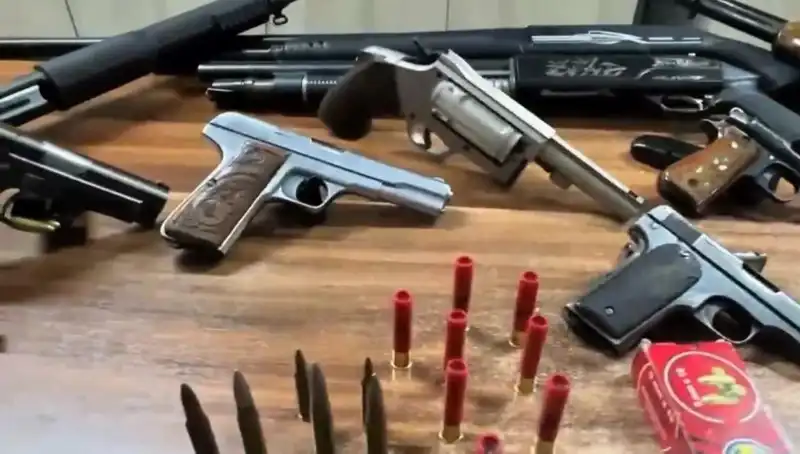 İzmir’de Yasa Dışı Silah Ticareti Operasyonunda Şok Tutuklama!