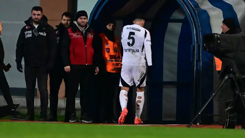 İki Maçta İki Kırmızı Kart: Tayyip Talha, Beşiktaş Taraftarından Özür Diledi