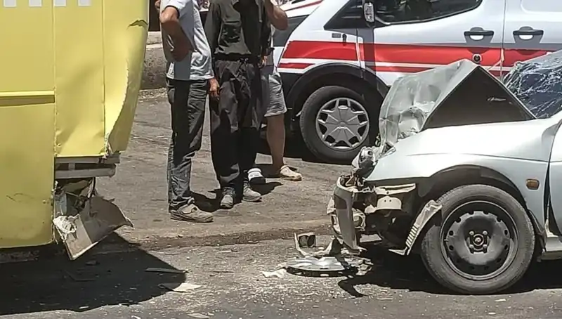 Halk Otobüsü ile Otomobil Çarpıştı: Kaza Sırasında İki Kişi Yaralandı
