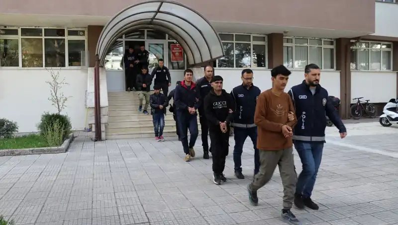 Edirne ve Kırklareli'nde Kaçak Göçmen Operasyonları: Eş Zamanlı Baskınlar Gerçekleşti