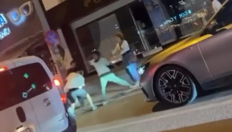 Cadde Boks Sahnesine Dönüşüyor: Yumruklar Havada Uçuştu!