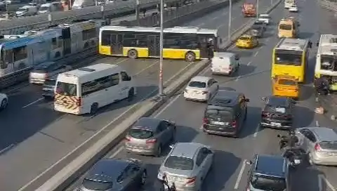 İETT Otobüsünün Sebep Olduğu Kazada Trafik Kilitlendi