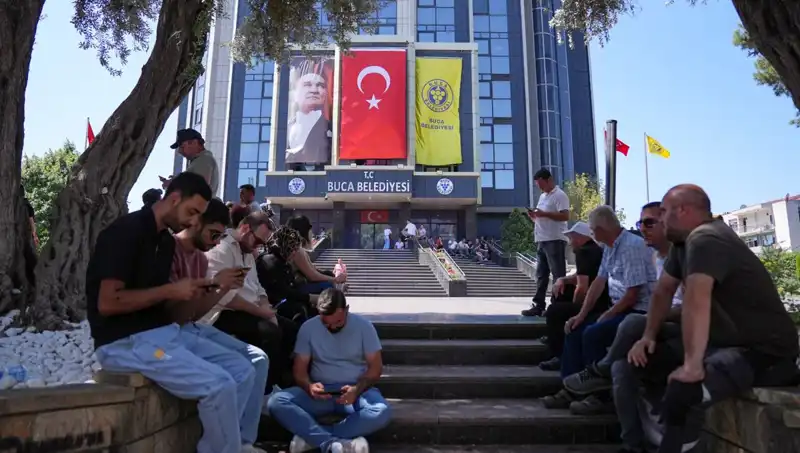 Ücretlerini Alamayan İşçilerden Etkileyici Oturma Eylemi: Seslerini Duyurmak İstiyorlar