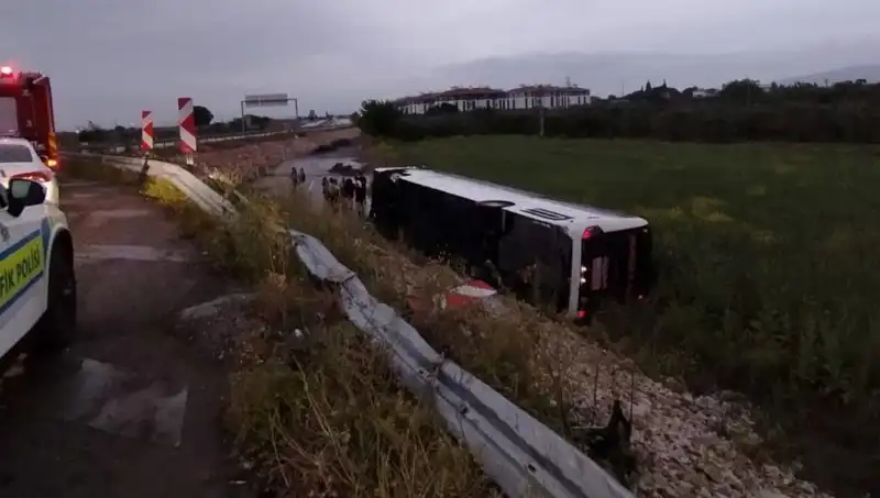 Manisa’da Yolcu Otobüsü Kaza Yaptı: Yaralılar Hayat Mücadelesi Veriyor