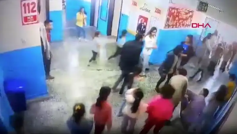 Öğrencinin Bayılması Okulda Şok Etkisi Yarattı, Müdür Yardımcısı Hayat Kurtardı!