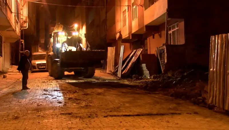 Bağcılar’da Eşsiz Manzara: Yana Yatmış Bina Boşaltıldı
