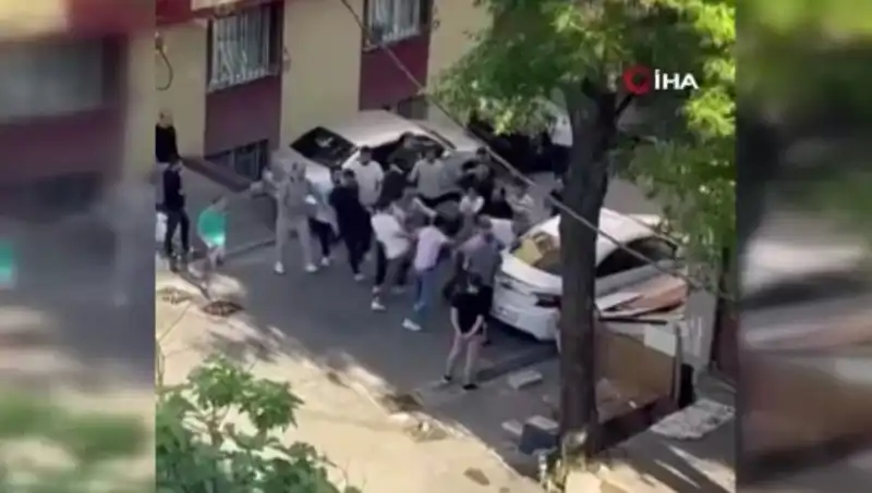 Kapıları Zorlayan Madde Bağımlısına Mahalleli Tarafından Meydan Dayağı