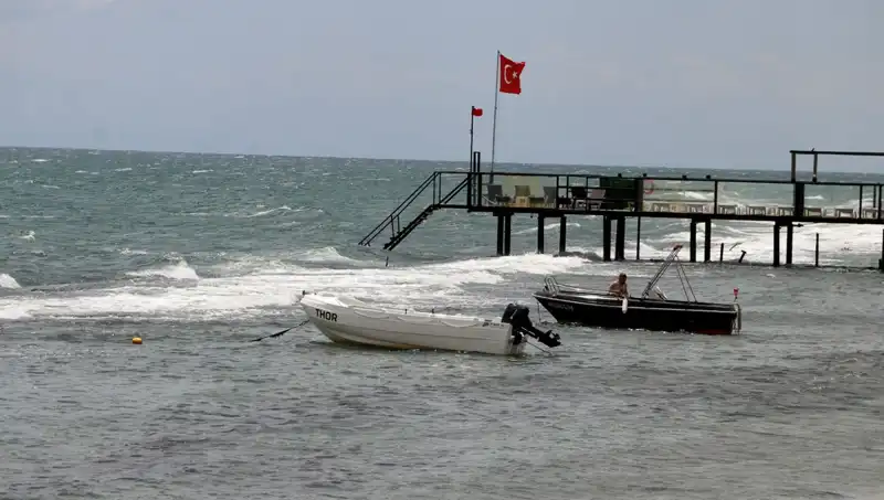 Poyraz Rüzgarı Gücünü Gösterdi: Denize Girmek Yasaklandı
