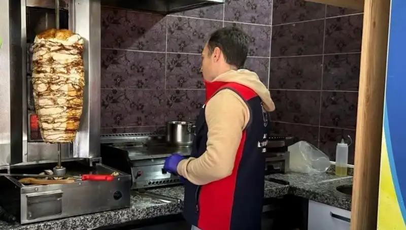 Tavuk Döner Alarmı: İlgili Kurumlar İşletmelere Kesin Baskınlar Düzenliyor!