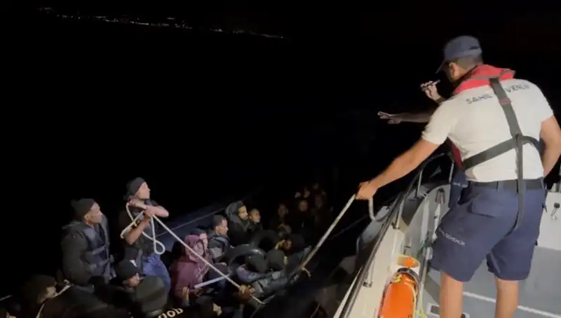 Çeşme Açıklarında Sürüklenen 42 Kaçak Göçmen Kurtarıldı!