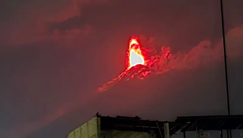 Fuego Yanardağı Patladı: 30 Bin Kişilik Tahliye Tehdidi Kapıda