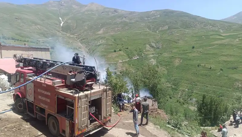 Van'da Trajik Yangın: Evde Çıkan Alevler Bir Çocuğun Hayatına Mal Oldu