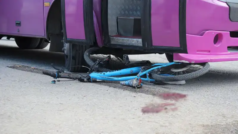 Çocuk Bisikletiyle Yola Atlarken Feci Kaza: Otobüsün Altında Kaldı