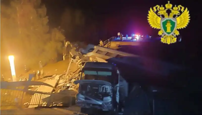 Rusya'da İki Köprü Çöktü: 7 Kişi Hayatını Kaybetti, Trenler Raydan Çıktı
