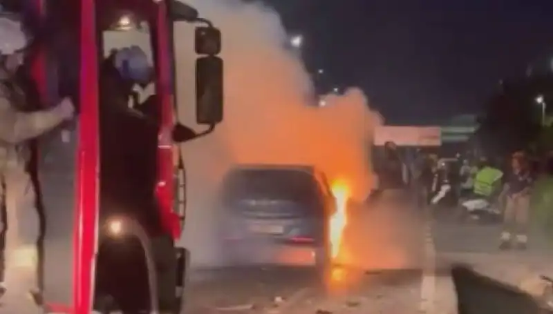 Otoyolda Korkutan Kaza: Araç Bariyerlere Çarpıp Alev Aldı